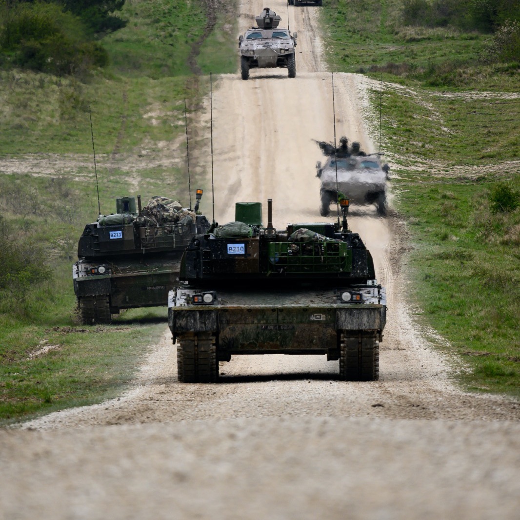 CEMAT_FR's tweet photo. Sur le terrain, aux côtés des soldats de la #3DIV, #11BP, #6BLB, #2BB, #4BAC, #COMLOG. 

12 000 militaires sont déployés sur l’exercice #Orion23 qui prépare nos Forces sur l’ensemble du spectre d’engagement, terrestre, aéroterrestre ou encore #Cyber.

#DeCombat https://t.co/h7bQdSxcg5
