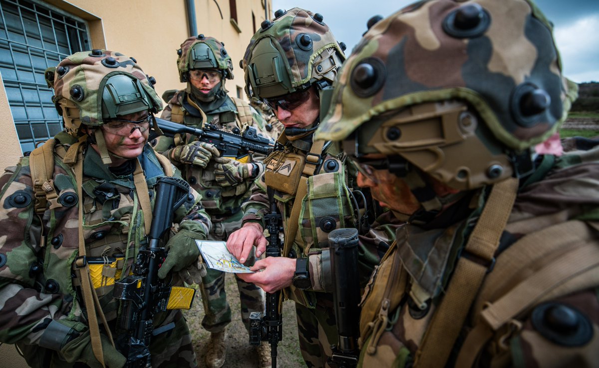 CEMAT_FR's tweet photo. Sur le terrain, aux côtés des soldats de la #3DIV, #11BP, #6BLB, #2BB, #4BAC, #COMLOG. 

12 000 militaires sont déployés sur l’exercice #Orion23 qui prépare nos Forces sur l’ensemble du spectre d’engagement, terrestre, aéroterrestre ou encore #Cyber.

#DeCombat https://t.co/h7bQdSxcg5