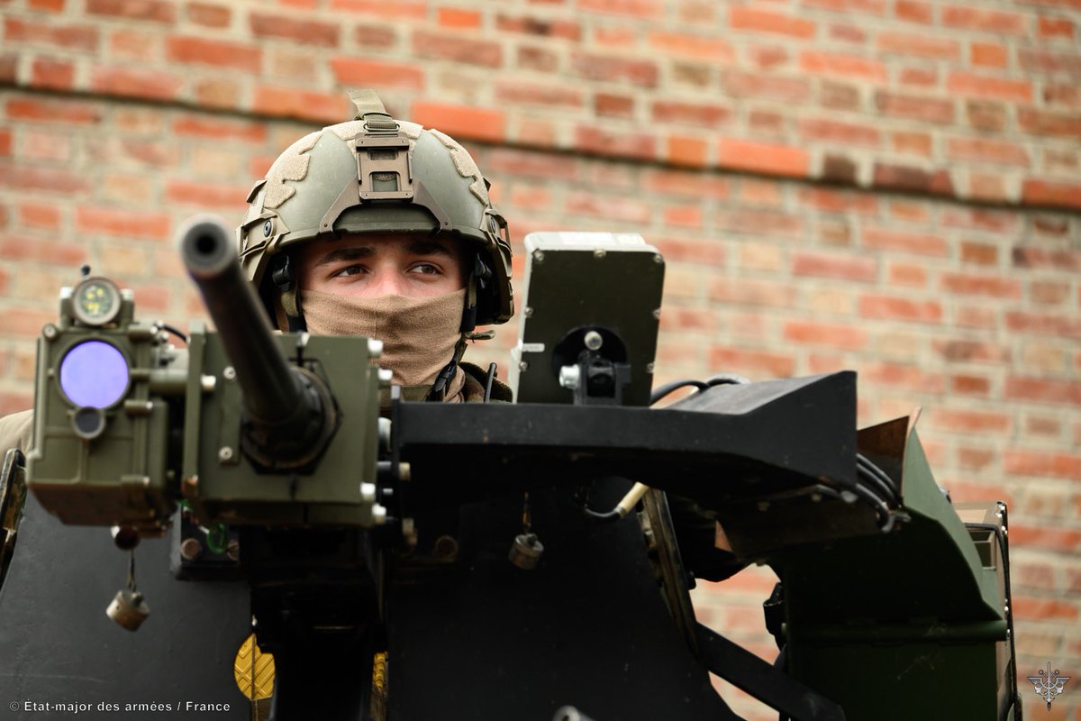 CEMAT_FR's tweet photo. Sur le terrain, aux côtés des soldats de la #3DIV, #11BP, #6BLB, #2BB, #4BAC, #COMLOG. 

12 000 militaires sont déployés sur l’exercice #Orion23 qui prépare nos Forces sur l’ensemble du spectre d’engagement, terrestre, aéroterrestre ou encore #Cyber.

#DeCombat https://t.co/h7bQdSxcg5