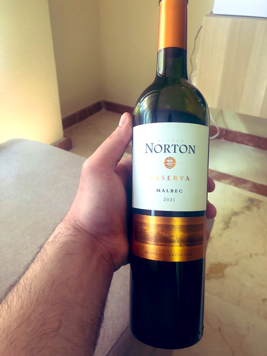 Dario_Galindo's tweet photo. Gobu siguen siendo los mejores, hamburguesas sin excentricidades, carne perfecta, y los aros de cebolla sin insuperables. Muy rico el pollo también. NORTON, un vino argentino, que me trajo mi hermano @98Roly Buenísimo, pena que sólo tenga 1 botella jajaja https://t.co/zY5bLvJ8xZ