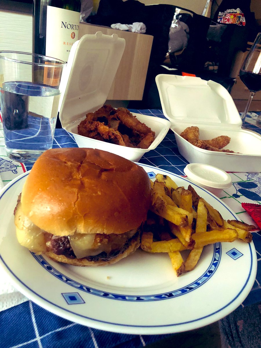 Dario_Galindo's tweet photo. Gobu siguen siendo los mejores, hamburguesas sin excentricidades, carne perfecta, y los aros de cebolla sin insuperables. Muy rico el pollo también. NORTON, un vino argentino, que me trajo mi hermano @98Roly Buenísimo, pena que sólo tenga 1 botella jajaja https://t.co/zY5bLvJ8xZ