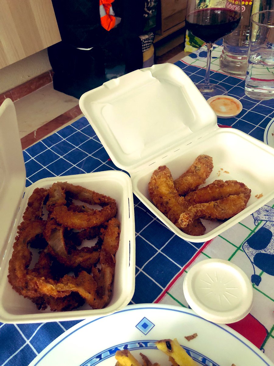 Dario_Galindo's tweet photo. Gobu siguen siendo los mejores, hamburguesas sin excentricidades, carne perfecta, y los aros de cebolla sin insuperables. Muy rico el pollo también. NORTON, un vino argentino, que me trajo mi hermano @98Roly Buenísimo, pena que sólo tenga 1 botella jajaja https://t.co/zY5bLvJ8xZ