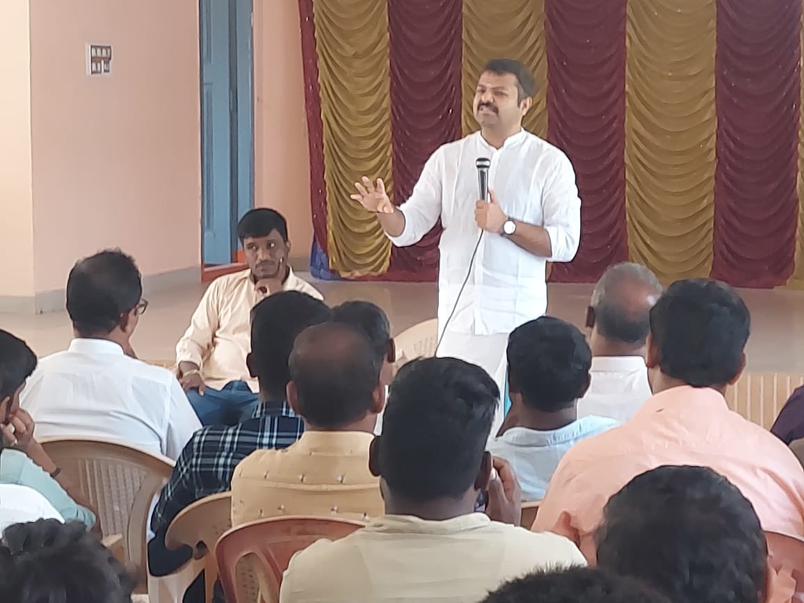 astitvam's tweet photo. #11
#RightVote
Matadhana Jagriti Vedike organised Corner meet at Chowdeshwari Sabha Bhavana-Vidya Nagar in Shivamogga.
I had an opportunity to address people, who have responded that they are going to actively participate in the fest of democracy to bring stable govt in state. https://t.co/aFSNwkoaF8