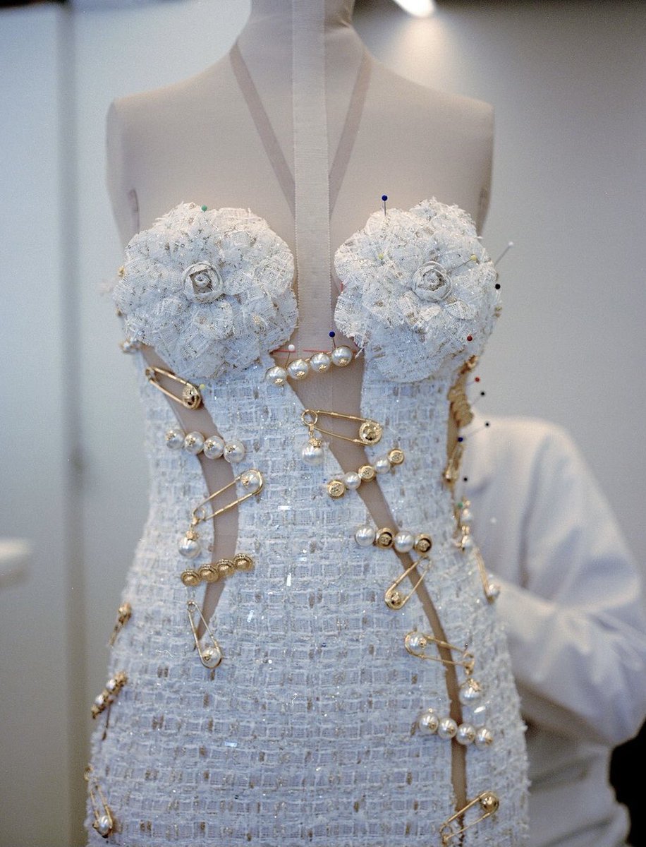 ︎ on Twitter "RT saintdoII anne hathaway’s custom versace 2023 met