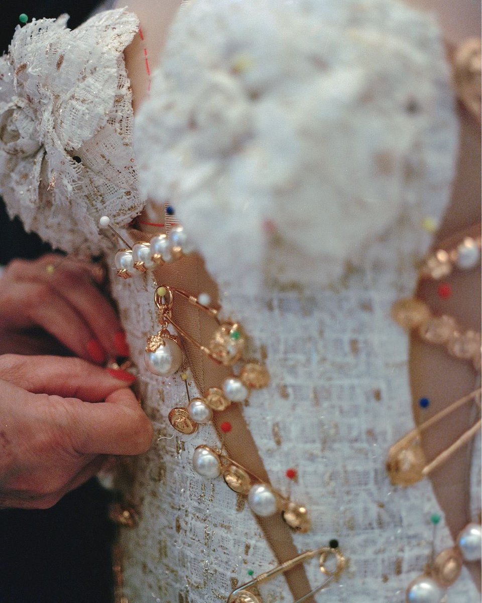 ︎ on Twitter "RT saintdoII anne hathaway’s custom versace 2023 met