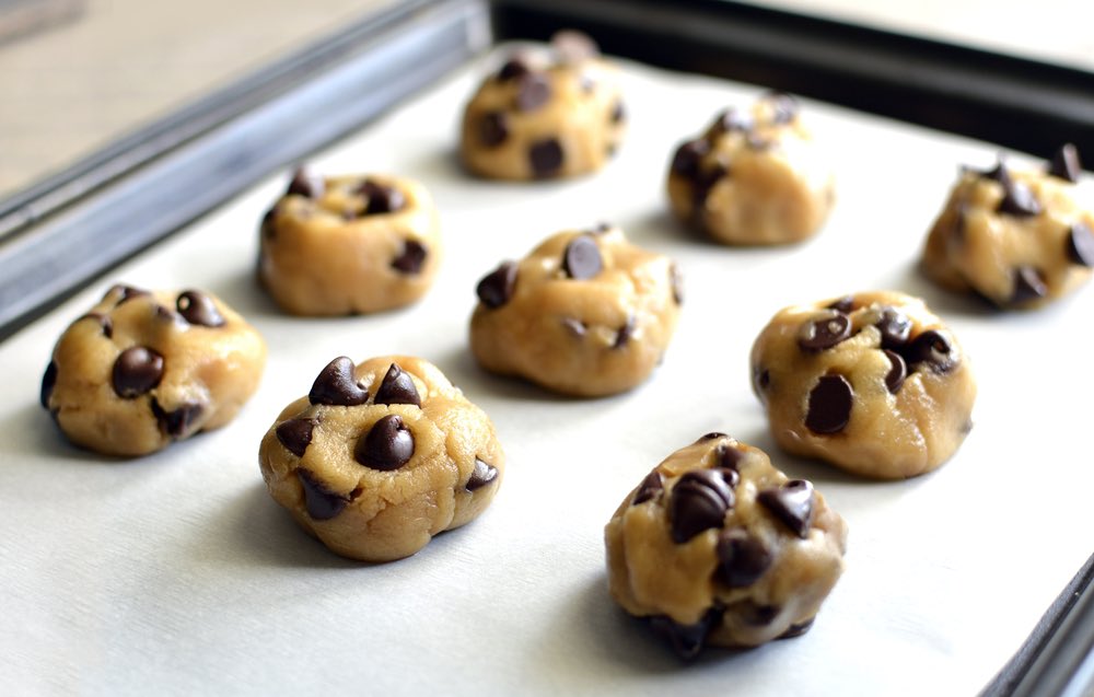 HomeBaking's tweet image. Cookie Baking Tip from King Arthur Baking: After you've removed a cookie sheet from the oven and transferred the baked cookies to a cooling rack, be sure the pan has cooled to room temperature before putting more cookie dough on it. #bakingcookies #cookietips #bakingideas