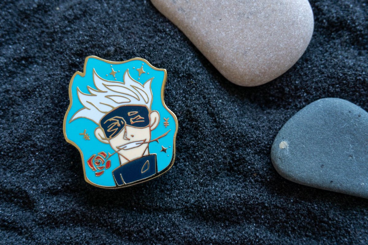 А для <a href="/Nalev0/">Nalevo ⬅️</a> мы сделали такой чудесный пин с Годжо! С золотым контуром 💛