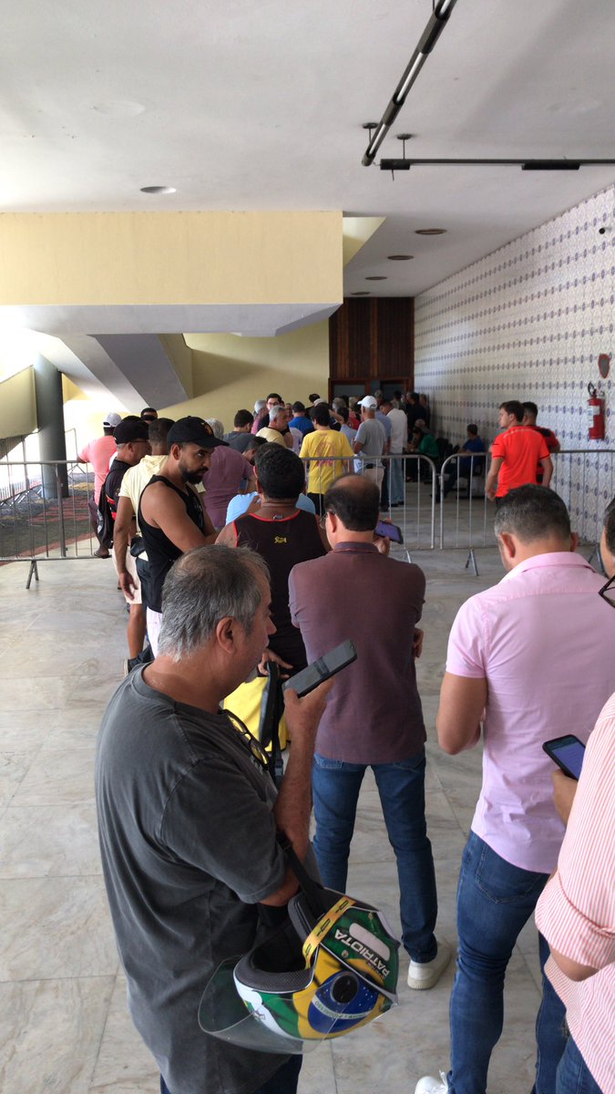 ttdefelipe's tweet photo. Mais uma desorganização do @sportrecife com aqueles que mantém o clube. Esta é a fila para proprietários de cadeiras e camarotes. Acreditem, só tem 1 pessoa para atender. https://t.co/t8DW2J2zoG