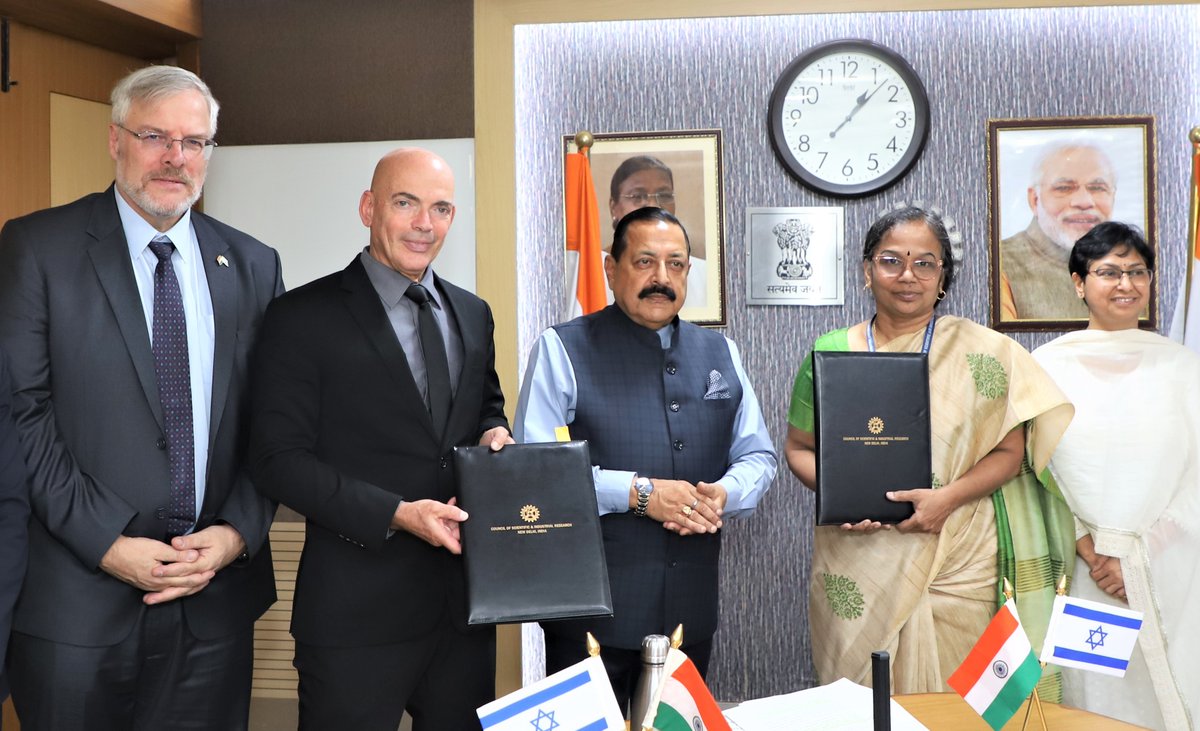 DrJitendraSingh's tweet photo. MoU between #CSIR and Directorate of Defence, Govt of #Israel, for Industrial Research and Development Cooperation focusing on technology areas. India under leadership of PM Sh @narendramodi seen as a valued partner globally in innovation and #StartUps. https://t.co/6akLu7A76k