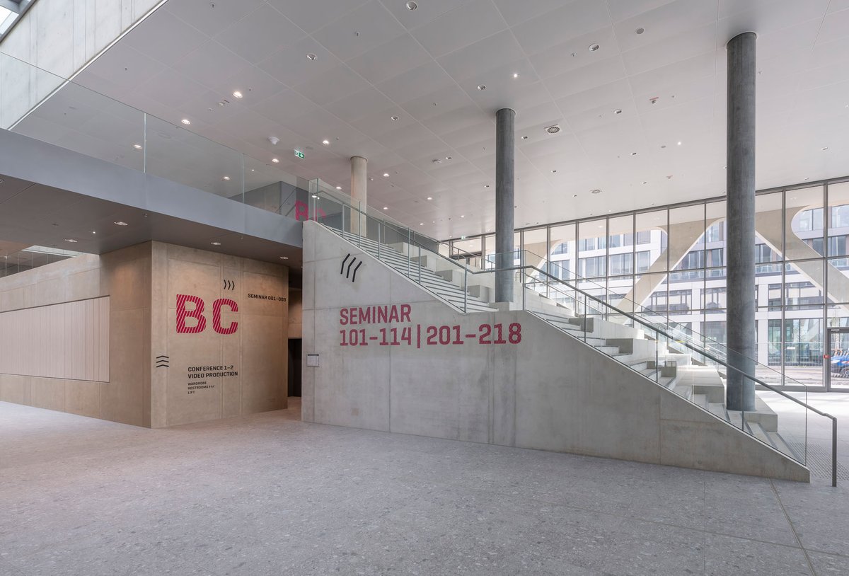LabCampus's tweet photo. Die #AirportAcademy des @MUC_Airport im #LAB52 ist eine wegweisende Einrichtung für modernes Lernen &amp; Arbeiten. Sie bietet 26 Seminarräume sowie Lernwerkstätten für Security-Trainings und die Weiterbildung von Mitarbeitenden und setzt so neue Maßstäbe. https://t.co/dNZZZgBIur https://t.co/E50EAIGR3r