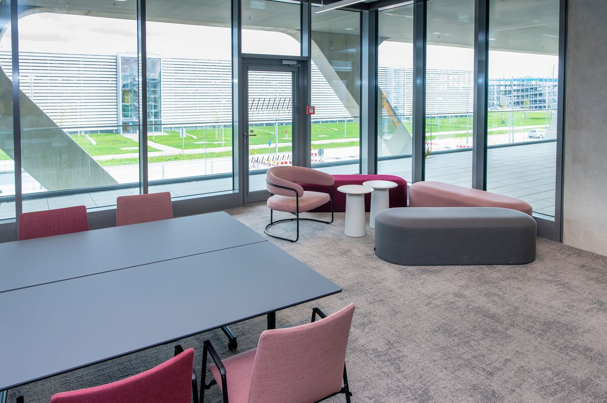 LabCampus's tweet photo. Die #AirportAcademy des @MUC_Airport im #LAB52 ist eine wegweisende Einrichtung für modernes Lernen &amp; Arbeiten. Sie bietet 26 Seminarräume sowie Lernwerkstätten für Security-Trainings und die Weiterbildung von Mitarbeitenden und setzt so neue Maßstäbe. https://t.co/dNZZZgBIur https://t.co/E50EAIGR3r