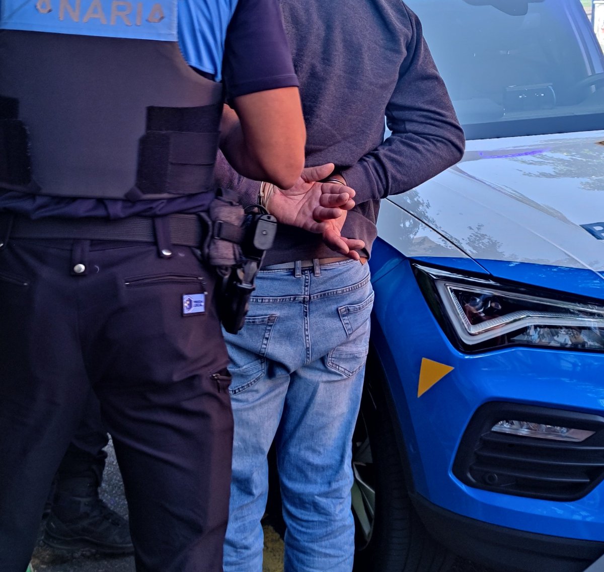 PoliciaLPA's tweet photo. Detenidas dos personas por robo con violencia en el barrio de Arenales. Sobre uno de ellos pesaba orden de ingreso en prisión por hechos similares.

La colaboración de un agente de @PoliciaAPLP fuera de servicio fue crucial, interviniendo hasta la llegada de la Unidad de Distrito https://t.co/tF4n2ouRmv