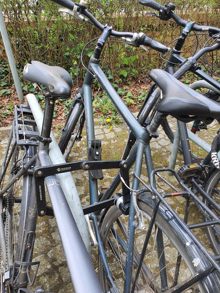 Liebe Radfahrende an der HTW:  Bitte Augen auf beim Fahrradanschließen an Bügeln. Ist jetzt innerhalb von 6 Monaten die zweite Freiheutsberaubung. Irgendwann nervt es.