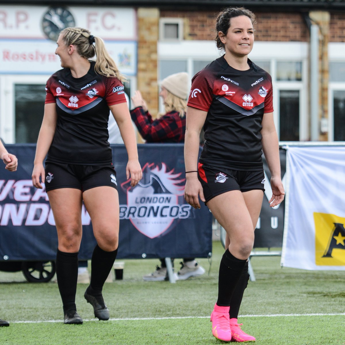 ✨️ NEW KIT ALERT ✨️

Have you seen our new kit?? 👀
It's all smiles from us! We love it!!

Thanks to @erreasport and all our sponsors!

We're all stashed out in shiny new red and black like our boys @londonbroncos

Proud to be #OneClub 🔴⚫️ #WeAreLondon 🏉

📷 @jexcellphotos