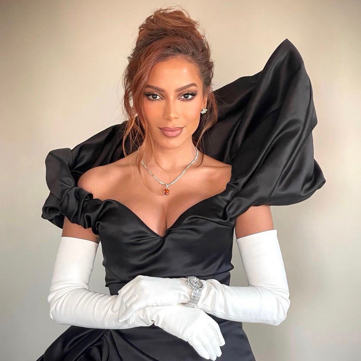 iClaquete's tweet photo. Deve ser difícil não gostar da Anitta. A artista saiu do subúrbio do Rio de Janeiro para ganhar o mundo, e ontem foi apontada como uma das melhores aparições fashions do #MetGala2023 pela Rolling Stone, QG Magazine e VOGUE. ÍCONE! https://t.co/4lYEZ84440
