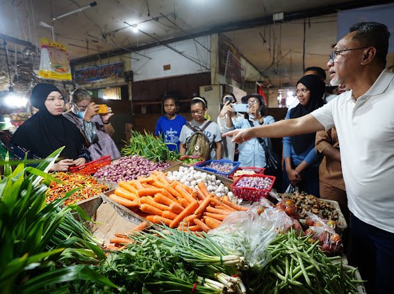 ZUL_Hasan's tweet photo. Menyambangi Pasar Sentral Hamadi, di Jayapura. Memantau harga dan ketersediaan barang kebutuhan pokok setelah lebaran.

@Kemendag berkomitmen untuk terus bekerja keras menjaga ketersediaan serta stabilitas harga bapok khususnya di wilayah Indonesia timur. https://t.co/M9OAMPLLU1