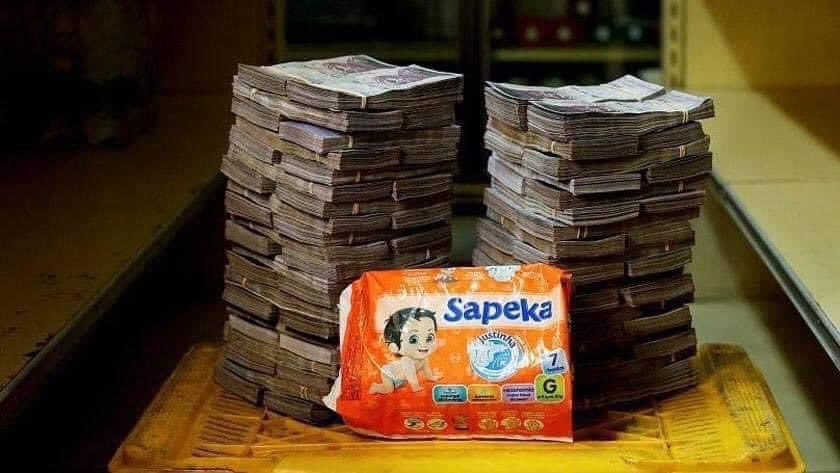 Un fotógrafo decidió mostrar cuántos bolívares se necesitan para comprar lo esencial en Venezuela 🇻🇪
Cualquier parecido con la realidad es pura coincidencia