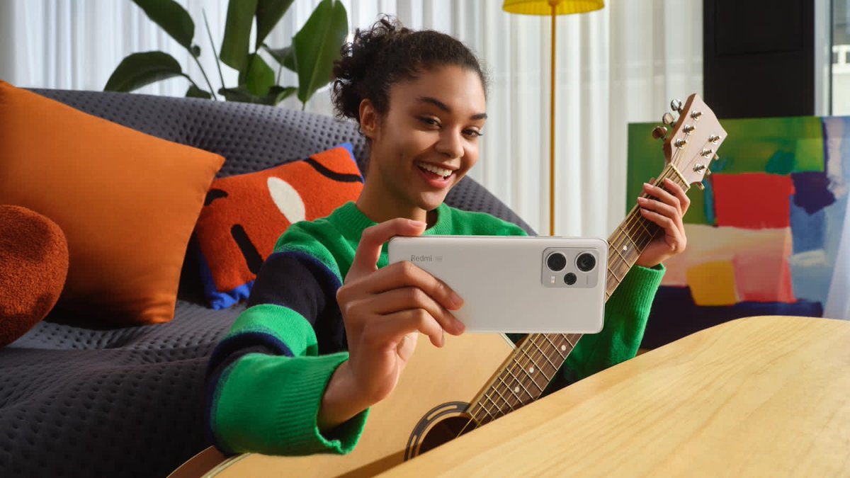 itsMJ_Ke's tweet photo. The #RedmiNote12SeriesKE models have the best Flat frames and screens,which gives you maximum comfort when using the gadget https://t.co/MxuK9AX9ga