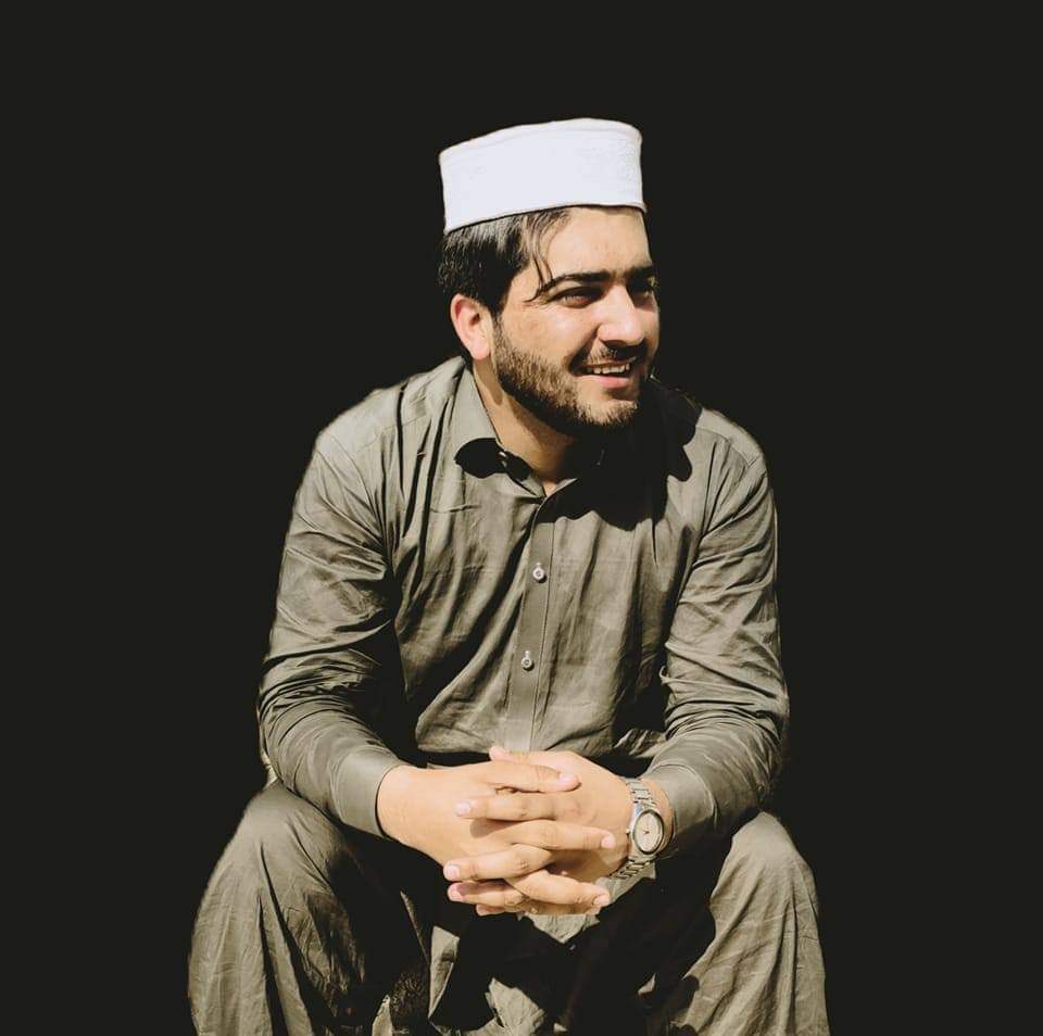 Numan12Khan's tweet photo. سترګے د اغيار بريخى قامت ته د کتے نه شۍ
ستا ټوپٸ څلنده پړقيدونکے زوروره ده
ته څما جانان ستا په کږه ټوپي مٸين ېمه
ستا د دير ټوپٸ ماته د تاج نه معتبره ده
☑دیر کی سفید ٹوپی کا علاقائی دن🌸
#DirCap https://t.co/pPx4oDLtQc