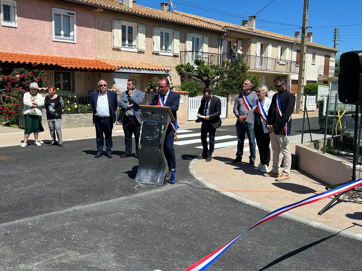 FalconFrederic's tweet photo. đłPrĂ©sent Ă lâ@AssembleeNat , jâĂ©tais reprĂ©sentĂ© par mon collaborateur Adrien PĂȘpe Ă lâinauguration de voirie Place EscalaĂŻs Ă #Cuxac-dâ#Aude.
Bravo au Maire pour cette belle réussite!
#Narbonne #Occitanie https://t.co/qTjfyv0KBW