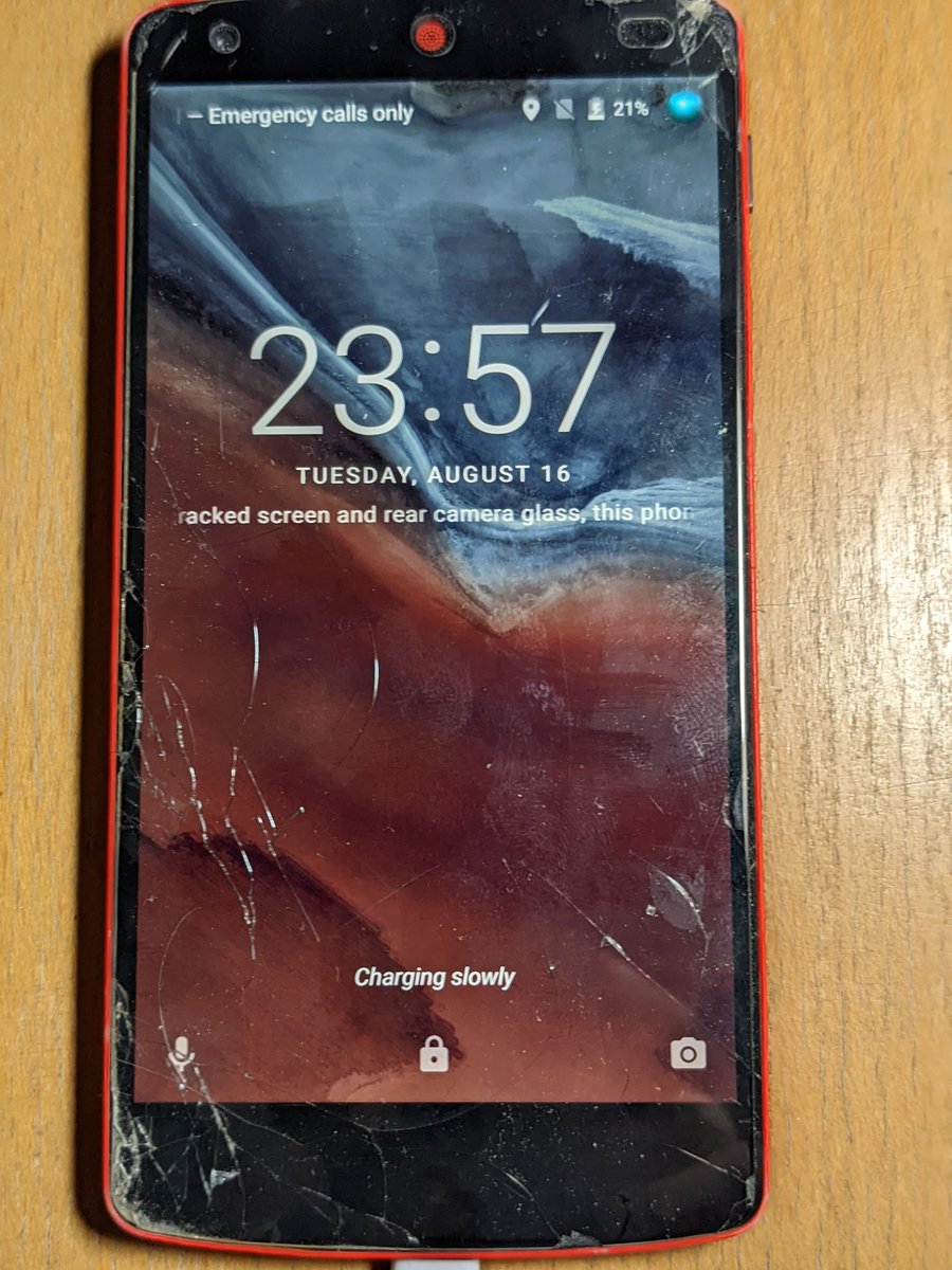 Yan_Y's tweet photo. My bootlooped Nexus 5 came back to life after 7 years. What's even more astounding was it held up for a day and right after I saved all the photos stuck there, it went into bootloop again. https://t.co/2HDfYbnUbd