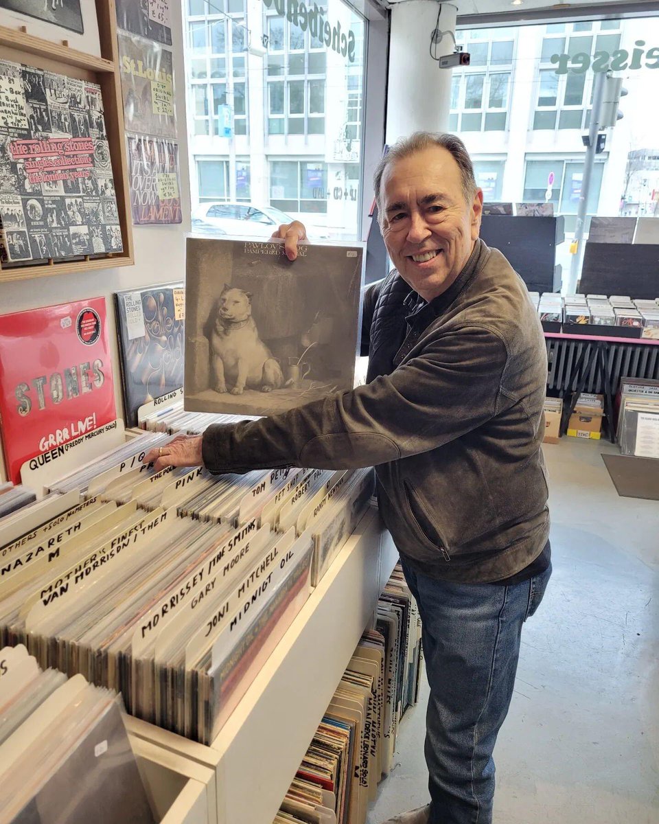 ツアー中のドイツでご自身のレコードを見つけて喜ぶDavid Surkampさん。
