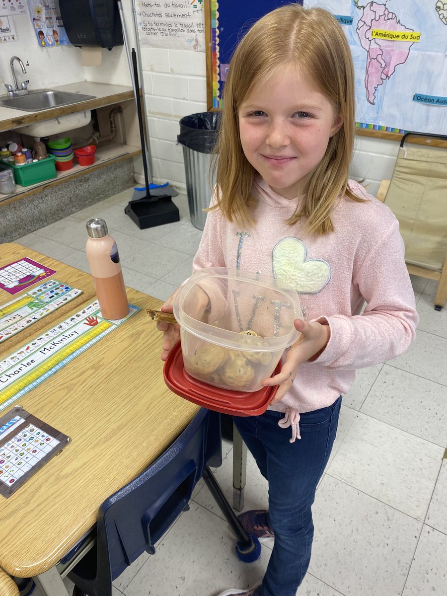 CarrollMme's tweet photo. Our Chef du Jour put her baking skills to the test and made us all chocolate chip cookies! Merci, Chef Charlee! 🍪 ❤️👍 https://t.co/E8jdpMx7oT