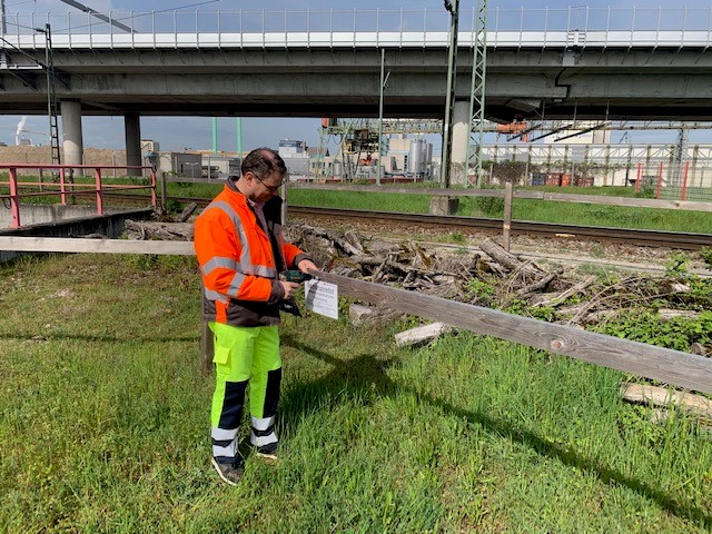 GatewayBasel's tweet photo. Raum für die Natur: Die sogenannten «Tabuflächen» dienen als Rückzugsräume für Tier- und Pflanzenarten – vor, während und nach dem Bau des GBN. Für zusätzlichen Schutz gibt es einen Zaun. Die Beschilderung haben wir soeben erneuert.
#gbn #basel https://t.co/UJb034nCTh
