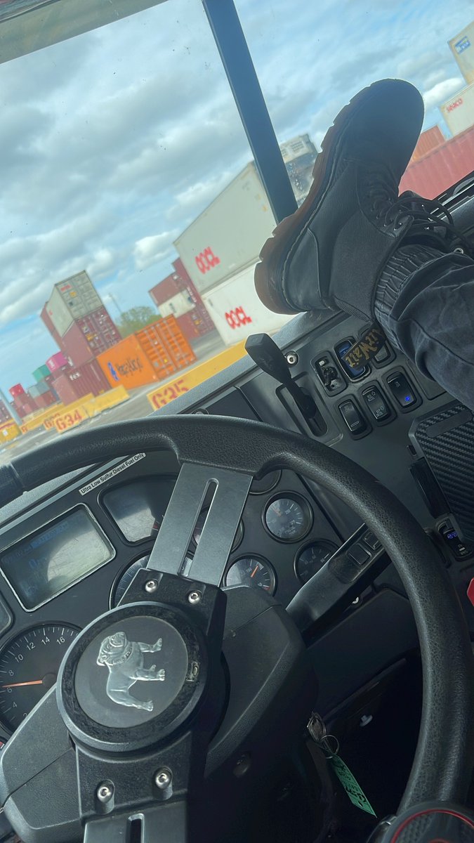 _KRUMBL's tweet photo. @AcetheKidKT @astocks92 been trading everyday with y’all in the semi truck since the start of spaces🤝 https://t.co/BCLfYsj4Ya