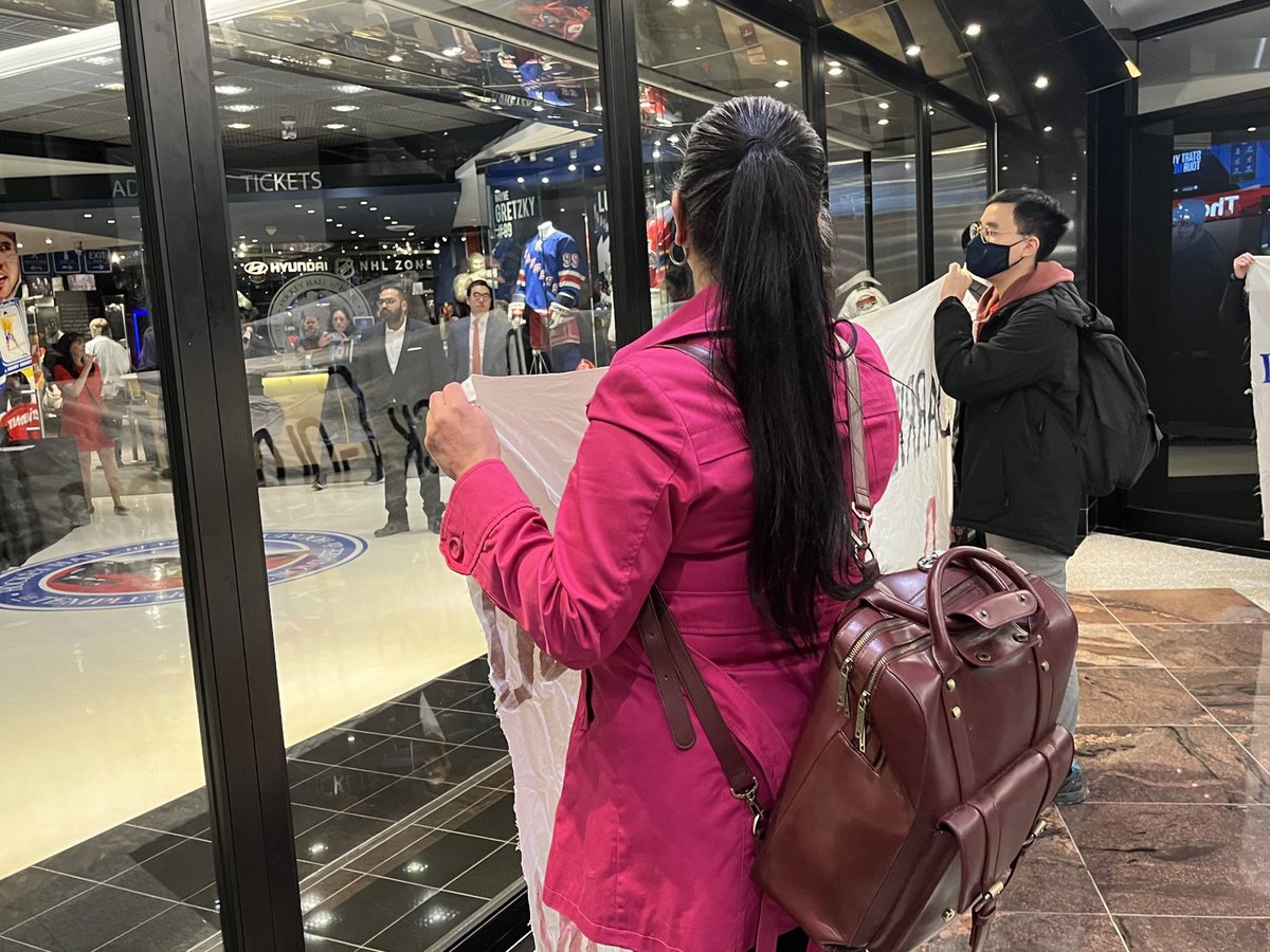 HAPPENING NOW: We’re both inside and outside Barrick Gold’s shareholder meeting. We’re bringing the voices of communities around the world resisting Barrick’s violent, destructive mining projects. A huge screen is also playing this video outside: youtu.be/nhF_Igpwa2I