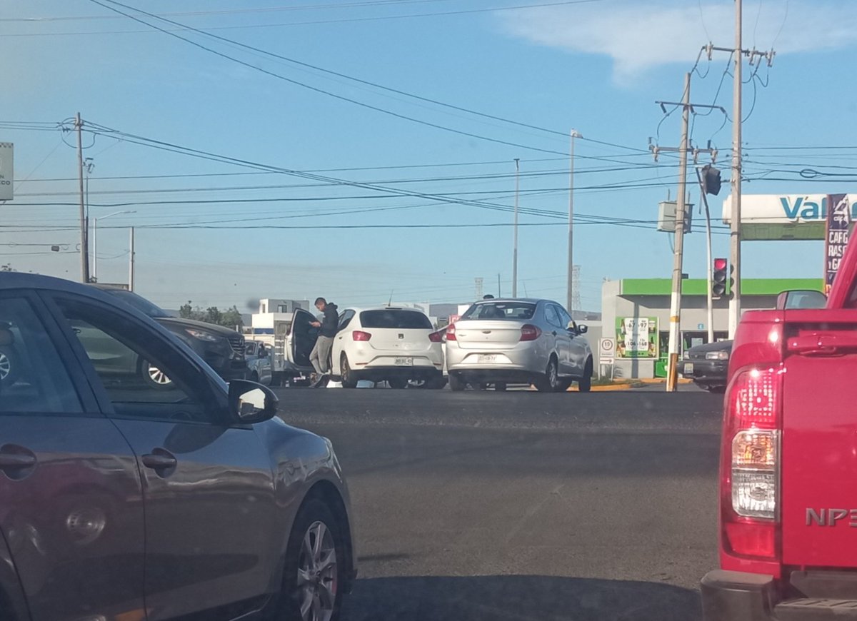 WebladyMX's tweet photo. Accidente vehicular en Calandrias y Juan Gil Preciado. @Trafico_ZMG @PabloLatapi https://t.co/YJbJ3syUCg