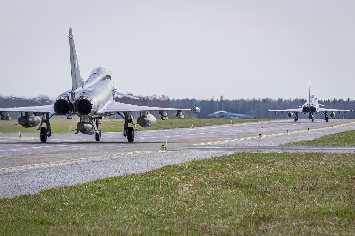 Team_Luftwaffe's tweet photo. Last Sortie unserer 🇩🇪 #Eurofighter aus Ämari. Heute endet die @NATO Mission #VAPB aus 🇪🇪 , nach 9 Monaten, über 30 Alarmstarts und mehr als 1000 🇩🇪 Flugstunden. Danke an 🇬🇧 und 🇪🇸 mit denen wir gemeinsam geflogen sind, aber vor allem an Gastgeber 🇪🇪 Hüvasti! #StrongerTogether https://t.co/EnZL6hnqQQ