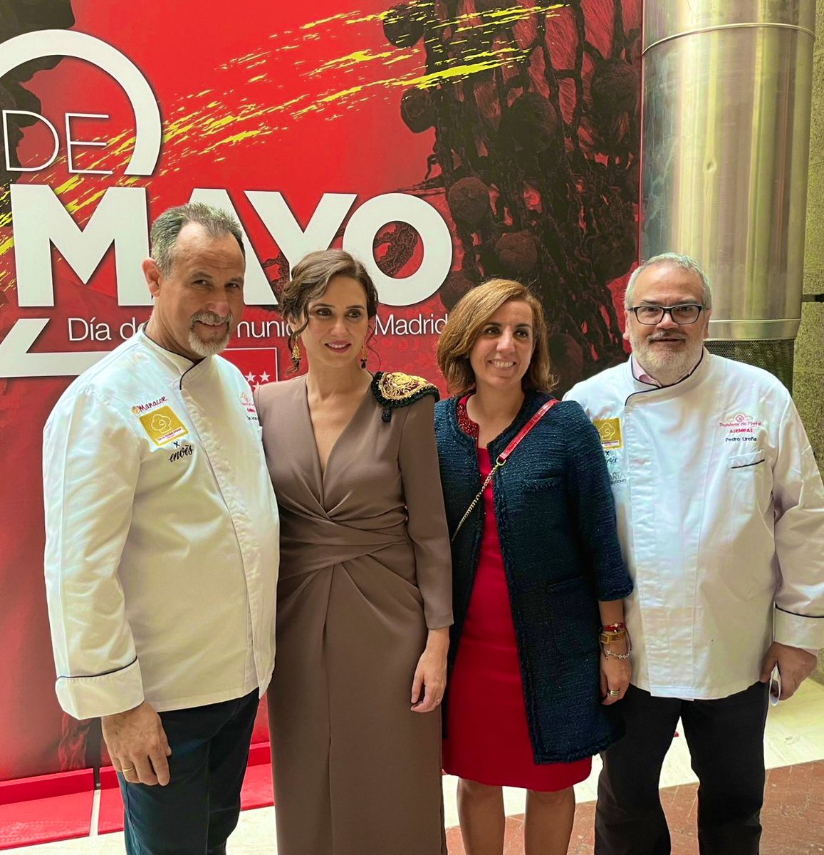 @MdRestauracion Celebrando el #2demayo #ComunidadDeMadrid @ComunidadMadrid junto con su Presidenta @IsabelDiazAyuso y pasteleros d @AsempasMadrid