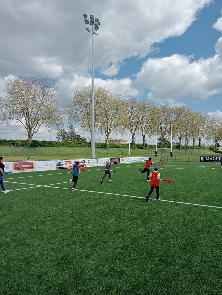Après le baseball la semaine dernière, les CM2 de l'école Jean Macé leur cycle d'apprentissage "sports collectifs innovants" avec cette semaine la crosse québécoise. <a href="/usepnationale/">USEP nationale</a> <a href="/DSDEN_03/">DSDEN Allier</a> <a href="/Eps03degre1/">Conseillers Pédagogiques EPS 03</a>
