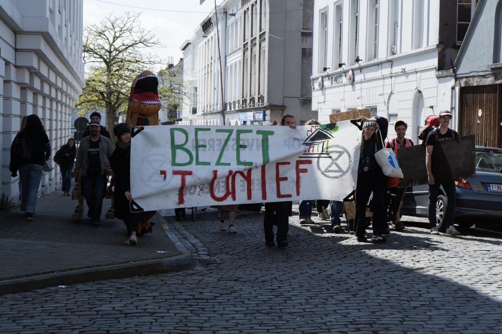 End Fossil Gent occupies <a href="/ugent/">UGent</a>
We demand a sustainable and just university.
Always welcome to join us at campus Blandijn (Blandijnberg 2, 9000 Gent)
<a href="/endfossil/">End Fossil International</a>