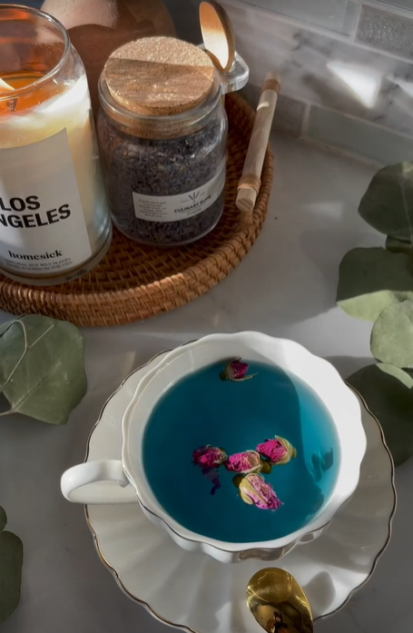 ErwinWardanny's tweet photo. Rise and shine ☀️☕️🦋 sipping on some dreamy butterfly pea tea 🌺🍵 with a touch of rose petals 🌹 #TeaTime #MorningVibes 🌅💕🌸 https://t.co/pdzJ5ChHWT
