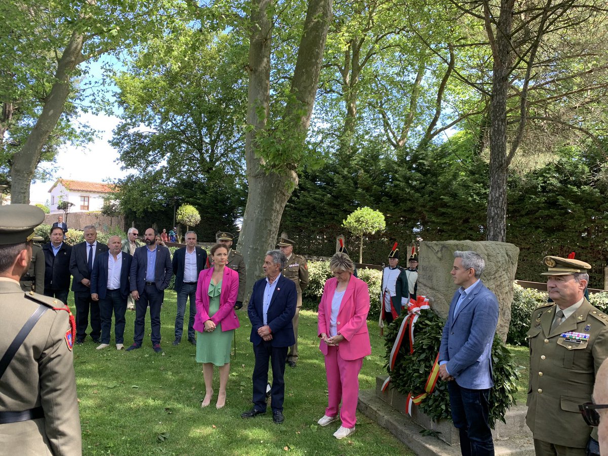 javierfdezi92's tweet photo. Celebrando el #2demayo en #Muriedas, asistiendo en la casa natal de #PedroVelarde a los actos en homenaje al héroe del levantamiento de 1808, en #Madrid.
👉Velarde y Daoíz se unieron al pueblo de Madrid, defendiendo a #España🇪🇸 de la invasión napoleónica. https://t.co/MHKTYM3N1z