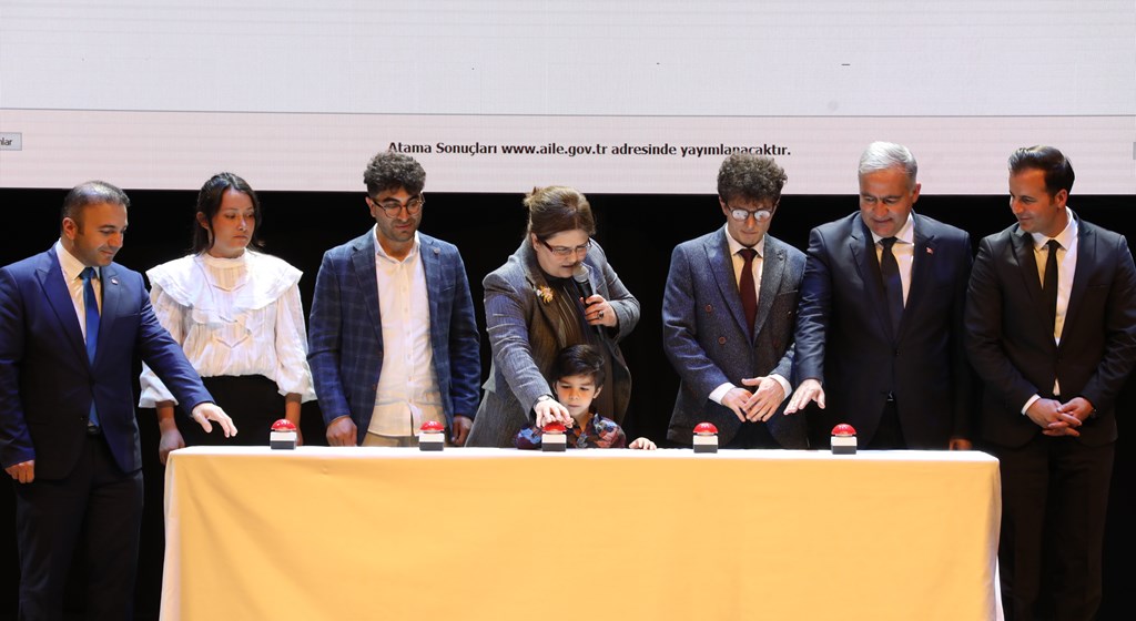 Devlet korumasında yetişen 732 gencin, kamu kurumlarına atama törenine sayılı saatler kaldı. 

Merkezi atama töreni, 03.05.2023 tarihinde saat: 14:00 da gerçekleştirilecek.

<a href="/tcailesosyal/">T.C. Aile ve Sosyal Hizmetler Bakanlığı</a> 
<a href="/deryayanikashb/">Derya Yanık</a>