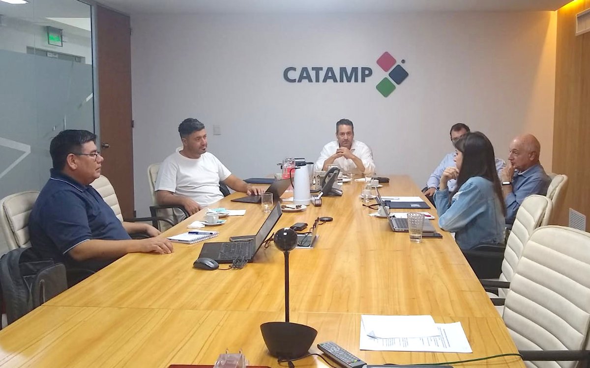 CATAMP_oficial's tweet photo. El viernes pasado nuestros directivos se reunieron con Marcos Coria, Coordinador de Medioambiente y Seguridad de @YPFoficial para fortalecer nuestra relación aportando nuestros conocimientos para el manejo defensivo y así reducir los siniestros viales.
#SeguridadVial
@diegofolch https://t.co/T6d6pCAHnA