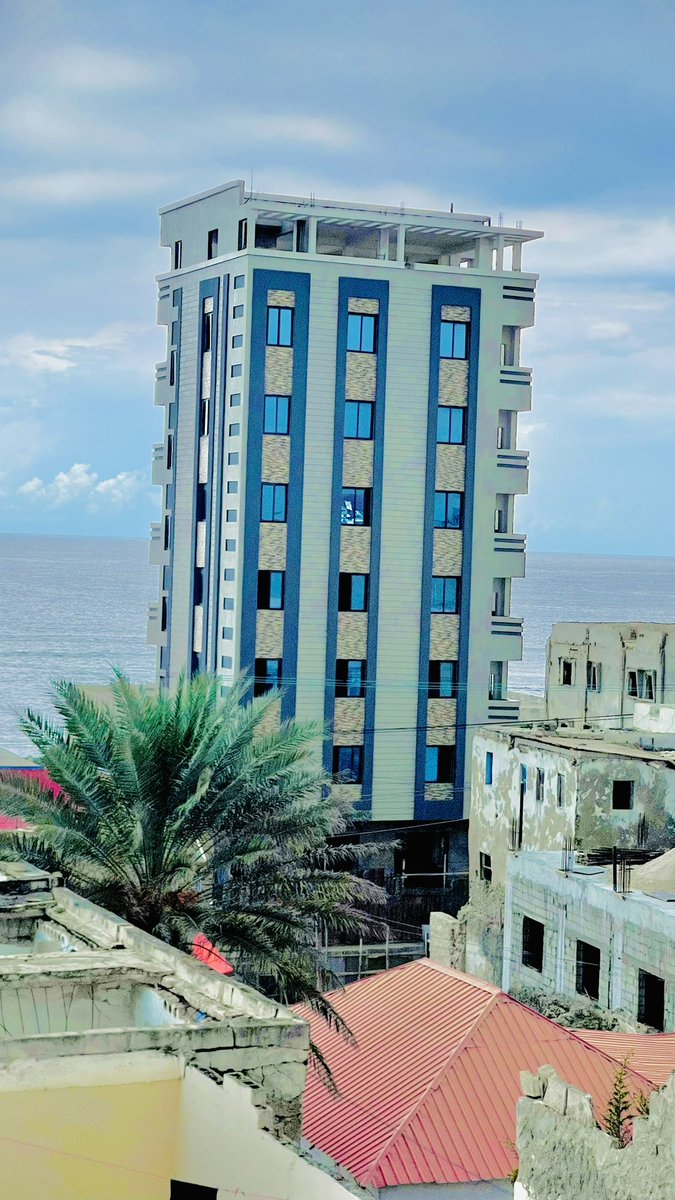 AliADualle's tweet photo. Dhismayaasha iyo dhirta waxay laf-dhabar u yihiin dib usoo kabayasha iyo quruxda Caasimadda Dalka ee Muqdisho, dhismahaan iyo kuwo kale oo cajiib ah waxaa laga dhisay D.Shangaani. #Bilicda https://t.co/6y5QUjTFqB