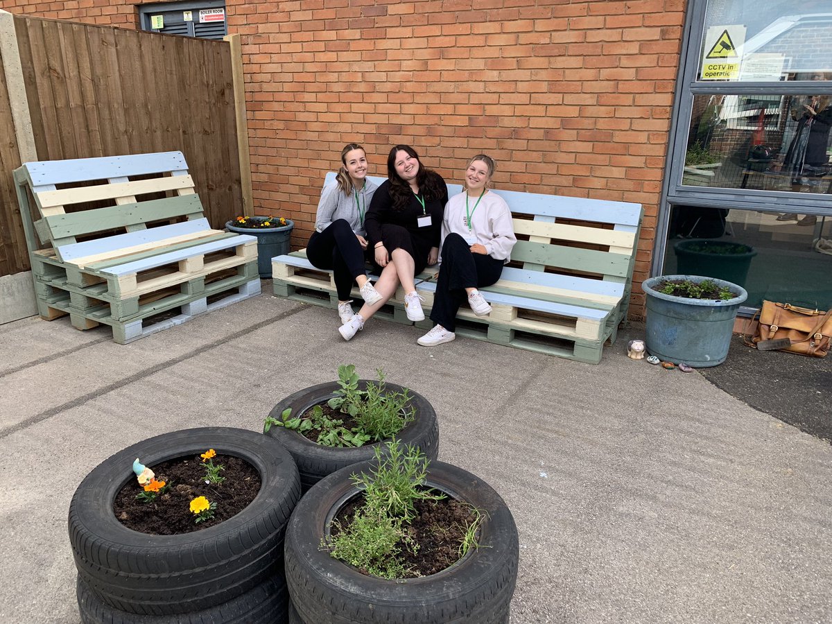 Always a delight to visit ‘Making Change Happen’ projects. This group of final year Primary Teaching students transformed an outdoor area into a multi-sensory environment for wellbeing and learning 🌻🌿🌷 @chiuni @ChiuniEdu