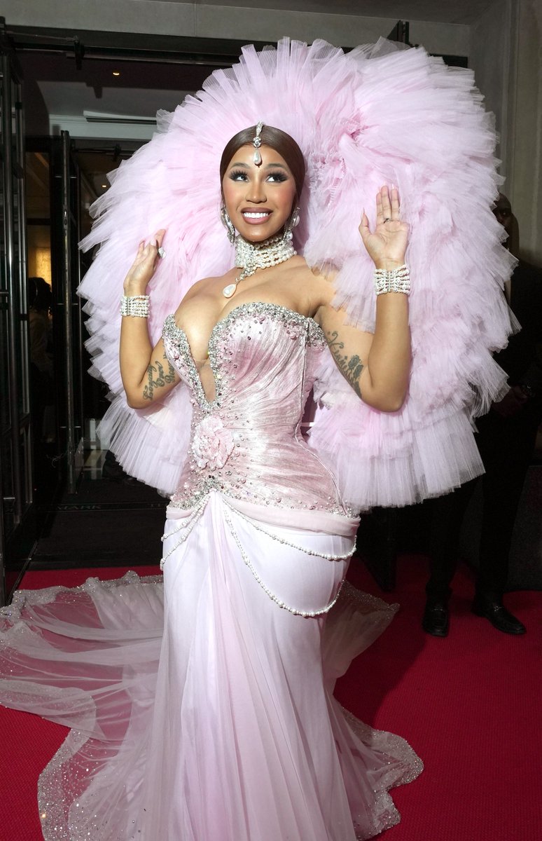 iHeartRadio's tweet photo. I'm telling my kids @iamcardib is a real-life princess 👑💕 #MetGala https://t.co/oUvyURZmZi