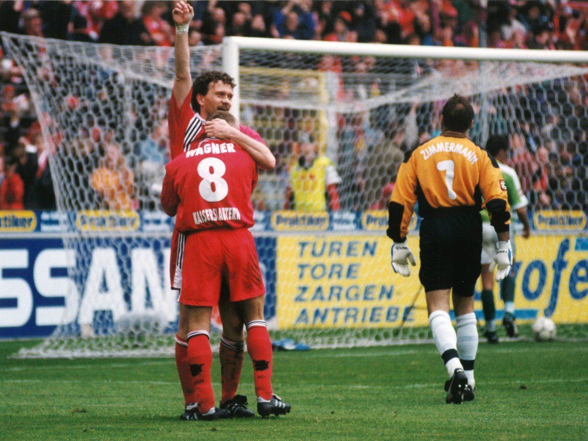Rote_Teufel's tweet photo. Auf den Moment genau vor 25 Jahren war es soweit: Mit dem 4:0-Heimsieg auf dem #Betze gegen den VfL Wolfsburg machte der #FCK die Sensation perfekt. Der Aufsteiger war Deutscher Meister, ein Stück Fussballgeschichte geschrieben. Im Fritz-Walter-Stadion gabs kein Halten mehr. 👹🏆 https://t.co/jCyG8MAhCn