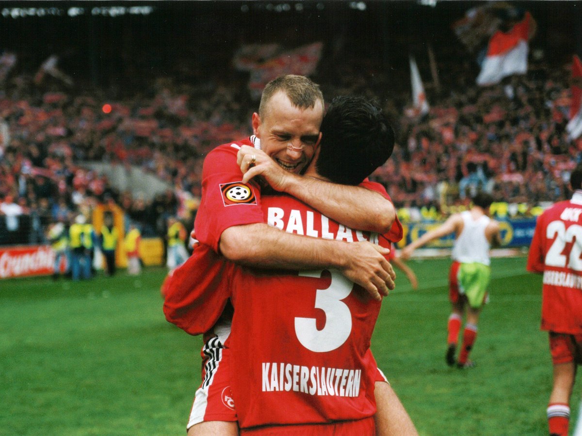 Rote_Teufel's tweet photo. Auf den Moment genau vor 25 Jahren war es soweit: Mit dem 4:0-Heimsieg auf dem #Betze gegen den VfL Wolfsburg machte der #FCK die Sensation perfekt. Der Aufsteiger war Deutscher Meister, ein Stück Fussballgeschichte geschrieben. Im Fritz-Walter-Stadion gabs kein Halten mehr. 👹🏆 https://t.co/jCyG8MAhCn
