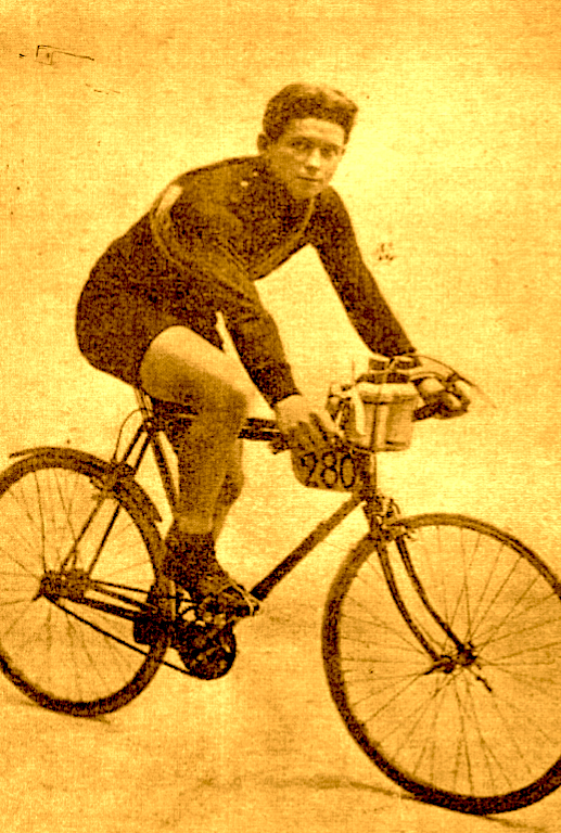 paroles_la's tweet photo. Saizerais. Rien ne l'arrête. Dès août 1914, à 19 ans, il est  volontaire pour le front et en revient décoré. Puis il se frotte au Tour de France qu'il finit 4 fois. En 1941, c'est la Résistance, à corps perdu. Neuengamme l'attend, mais il survivra ! L'inépuisable Adrien Toussaint https://t.co/OKQnNrw0zo