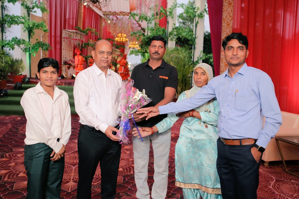 pkashyapupli's tweet photo. श्री आर डी कल्याण कश्यप जी को उत्तर रेलवे Assistant divisional Engineer (ADEN) के पद से सेवानिवृत होने पर बहुत बहुत शुभकामनाएं । भारतीय रेलवे मे उत्कृष्ट सेवाओ के बाद आप समाज सेवा मे आपकी सक्रियता और बढ़ेगी शुभकामनाऐ।।
#Retairment #party #Upli https://t.co/FH5NnKYKmB