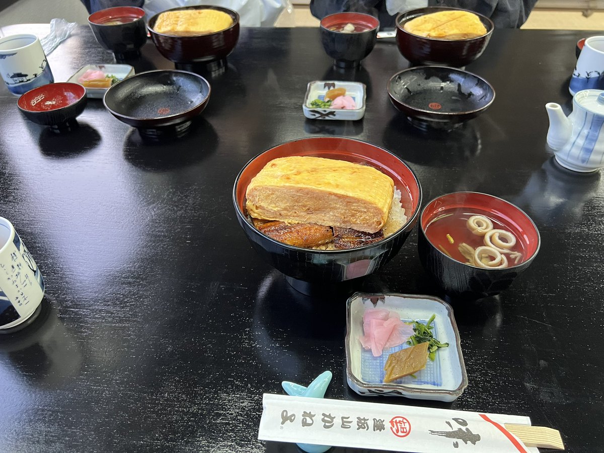 asshida's tweet photo. 夜はちはやふる&amp;かるたの聖地の近江神宮に来てたなら車で約10分の憧れのアレの発祥の地とも言われている💁‍♂️

日本一のうなぎ
逢坂山 かねよ 本店

って、サービス料セコって旧東海道を挟んで反対側の

逢坂山 かねよ レストラン部

上きんし丼 きも吸物付

すげぇ美味かった😍最高🙌

ご馳走様でした🙏 https://t.co/QmJu6KvS0f