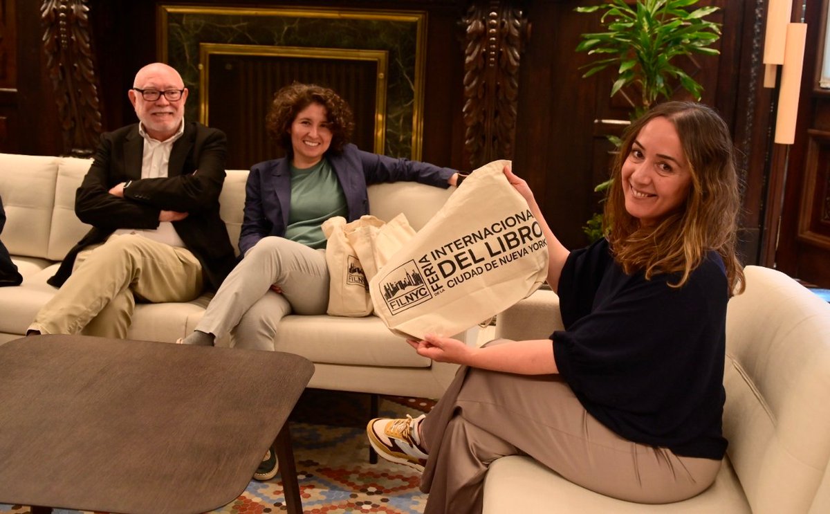 AjuntamentVLC's tweet photo. 📚 Recibimos a representantes de la Feria Internacional del Libro ciudad de #NuevaYork, @fil_nyc, invitada de honor en la @firallibrevlc, representada, en el encuentro, por su director.
▶️La feria neoyorquina, de promoción de la literatura en español, celebra este año su 5ª ed. https://t.co/kpV7kYzdMl