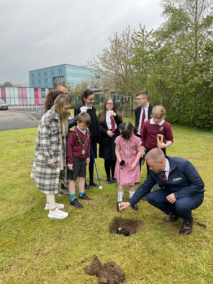 JordanstownS's tweet photo. Thank you to the Mayor of @ANBorough Alderman Stephen Ross, for presenting us with a commemorative tree, wild flower seeds and Coronation trowels to mark the Coronation. https://t.co/uB80PDAvXL