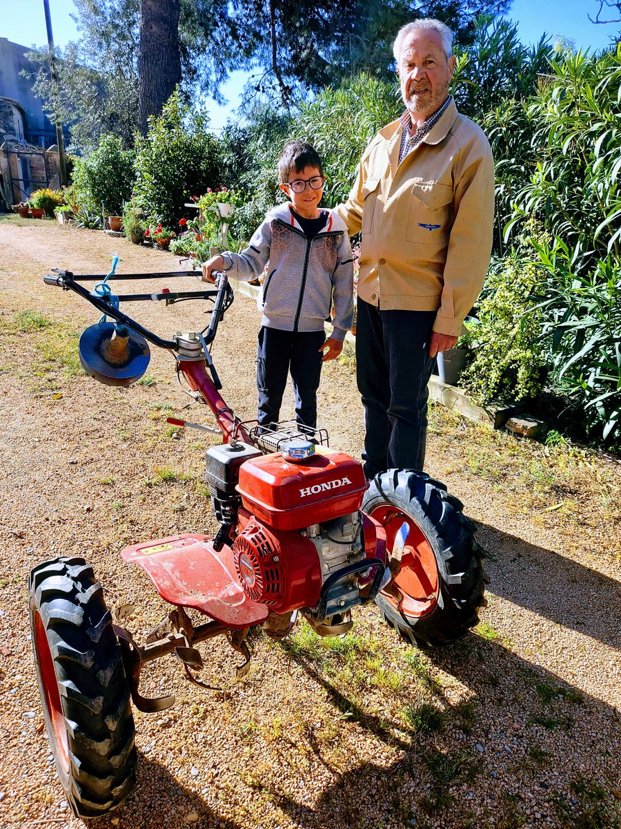 JordiTiV's tweet photo. Avui no hi ha escola ??
Doncs, cap a l'hort ajudar l'avi 🥰🥰
#aviinet
#momentsxulos https://t.co/dCQacigfwF